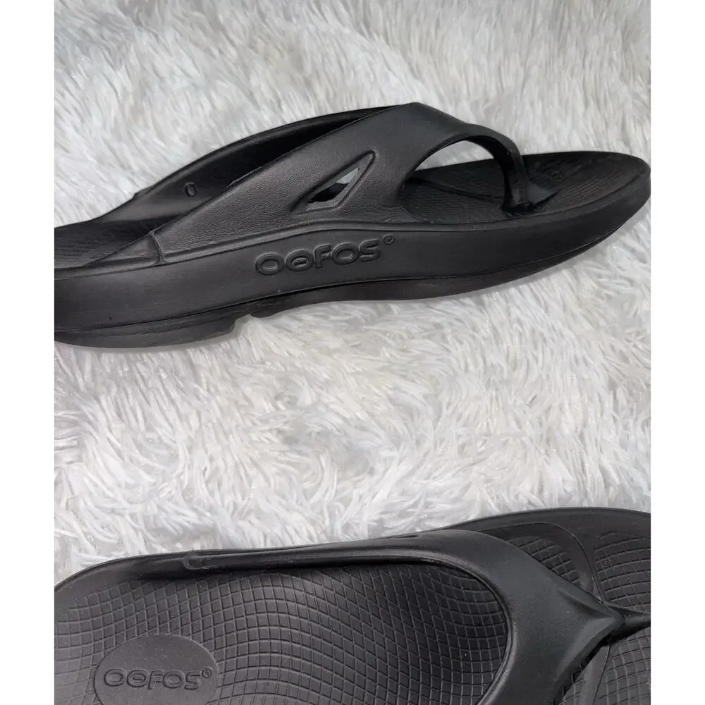 Oofos Black W11 M9 Classic Recovery Flip Flops. Fantastic Pair. Comfortable